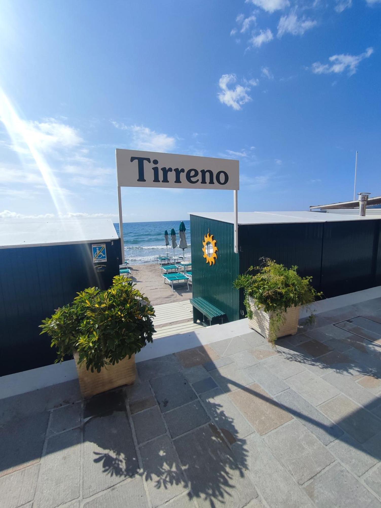 Hotel Tirreno アラッシオ エクステリア 写真