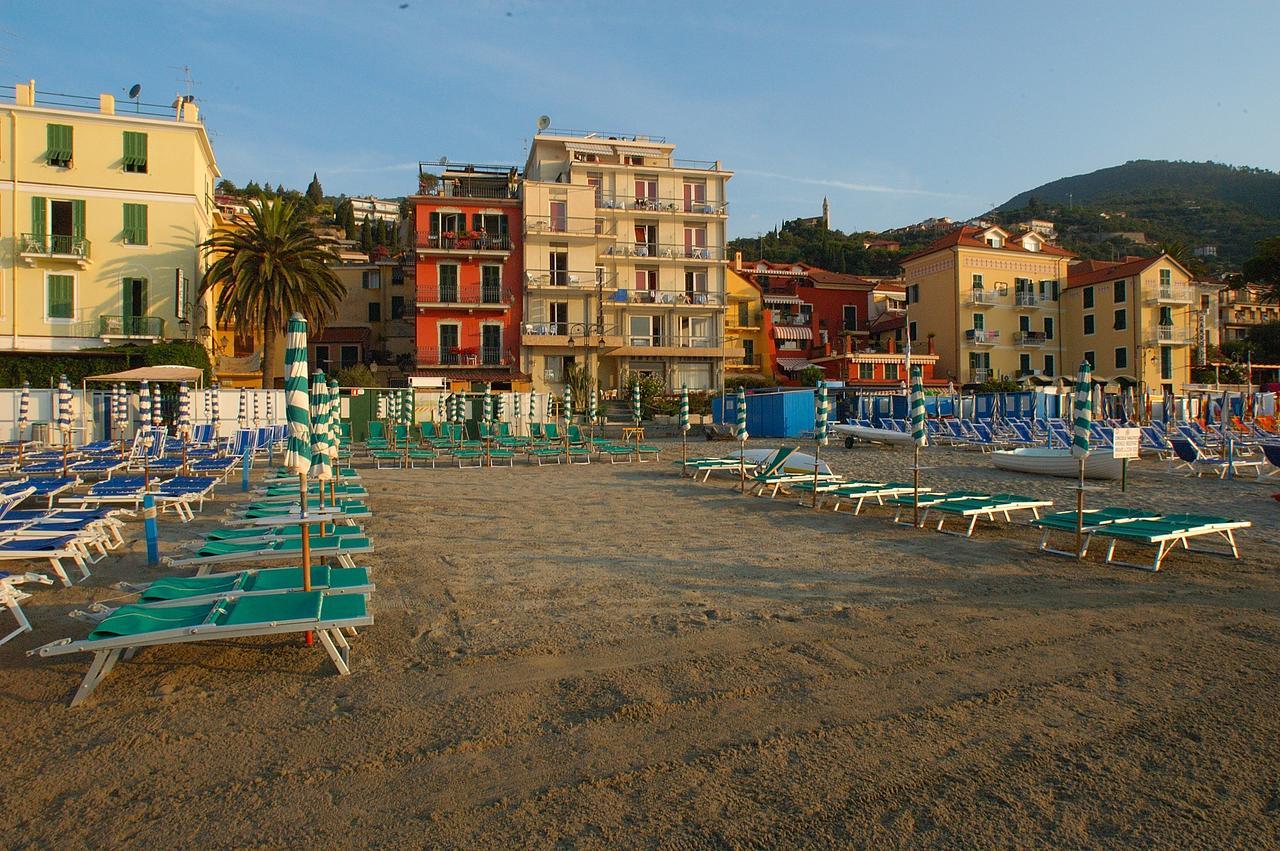 Hotel Tirreno アラッシオ エクステリア 写真